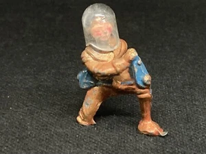 Spaceman Kneeling With Helmet By Cherilea (Yellow 876) - Picture 1 of 6