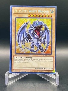 Yugioh Blue-Eyes White Dragon BLMM-EN001 (Chibi) Monster Mayhem Secret Rare NM/ - Bild 1 von 2
