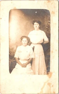RPPC 2 Frauen Maggie & Molly Perdue echtes Foto Postkarte - Bild 1 von 2