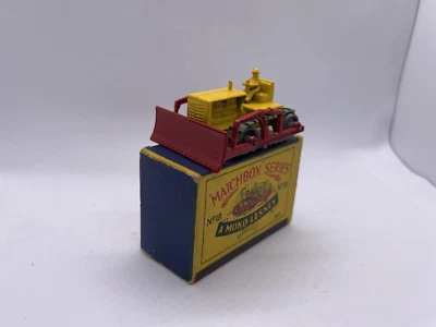MATCHBOX LESNEY 1-75 18-A CATERPILLAR BULLDOZER - VNM ORIGINAL TREADS & B1 BOX - Image 1 of 2