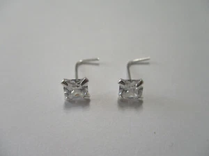 2 Stück Sterlingsilber Nasenbolzen 4mm quadratisch geschnitten L-Form Körperpiercing 22 Stärke - Bild 1 von 4