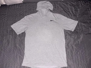 The Nike Tee Hooded Tee Shirt Dri Fit Herren Medium Kurzarm sportlich gebraucht, in einwandfreiem Zustand - Bild 1 von 8
