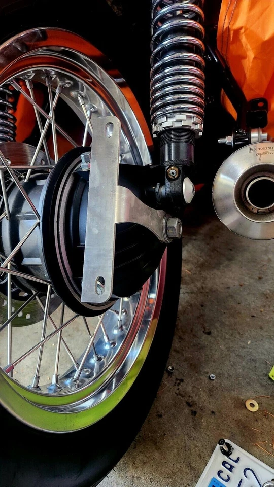 Soporte de reubicación de matrícula vertical plano para MOTO GUZZI V7 2008-ahora Foto 1 de 4