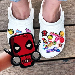 Charm per scarpe Deadpool - Accessorio divertente e durevole per zoccoli, sandali e slip-on - Foto 1 di 8