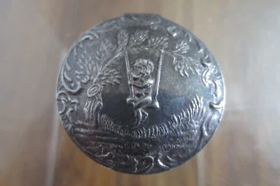 Antiga caixa de rapé/pílula de prata esterlina Repousse menina no balanço - Imagem 1 de 4