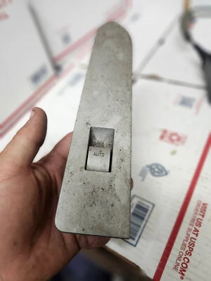 2006-2009 Lincoln ZEPHYR PASSENGER RIGHT Door FRONT Power Window Switch - Image 1 of 2