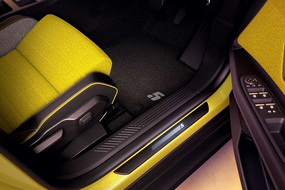 Genuine Renault 5 Black Carpet Floor Mats - Image 1 of 1