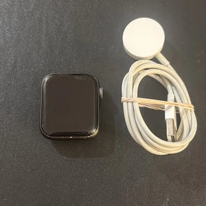 Apple Watch Series 4 44 mm boîtier en aluminium gris sidéral et cordon de charge - GPS et Wi-Fi - Photo 1 sur 14