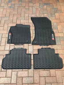 Juego de alfombrillas de goma negras para todo tipo de clima AUDI SQ5 2018-2023 ORIGINALES DE FÁBRICA OEM - Imagen 1 de 5