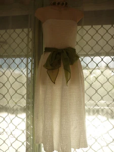 1970'S WHITE FRENCH POLISHED COTTON CROCHET STRAPLESS DRESS & GREEN POLY BAND - Picture 1 of 14