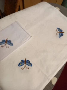 Handarbeitsdecke zum Sticken mit blauen Schmetterlingen - Bild 1 von 1