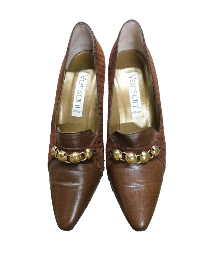 Mocassim Versani couro marrom camurça padrão salto social corrente dourada acento tamanho 9 - Imagem 1 de 4