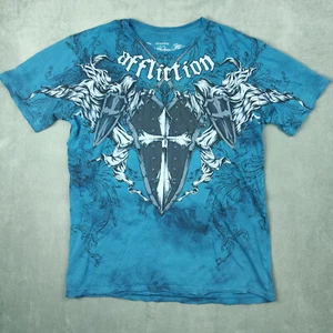 Affliction T Shirt Uomo XXL Blu Stampa All Over Distressed Cavaliere Croce Made in USA - Foto 1 di 11