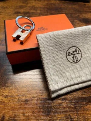 Portachiavi HERMES quiz charm arcobaleno metallo Cadena argento/multicolore i... - Immagine 1 di 2