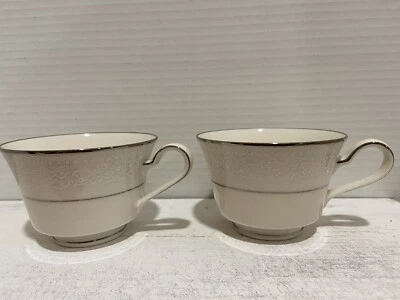 Dos tazas de té Noritake marfil China Sorrento repuesto patrón de encaje con adornos plateados Foto 1 de 3