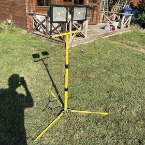 Work light. Foldable tripod work light. 240 volt. - Picture 1 of 9