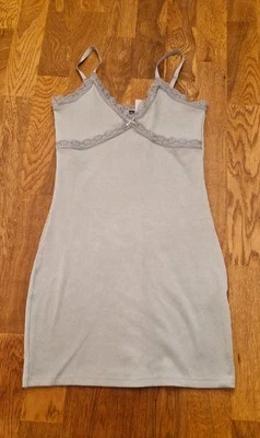 H&M Divided Minikleid 36 S mit grün Spitze eng bodycon v ausschnitt Neuwertig - Bild 1 von 4