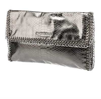 Bolso sin asas de hombro Michael Kors de piel de serpiente metálico Foto 1 de 4