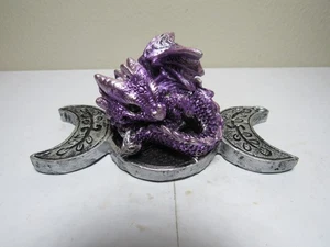 ¡Bebé dragón sentado en una exhibición de triple luna! ¡Pieza única! 4,25" de largo - Imagen 1 de 6