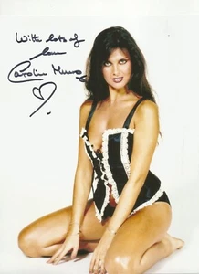 HAMMER HORROR SCHAUSPIELERIN CAROLINE MUNRO AUTOGRAMM 10X8 FOTO PIN UP RISQUE GLAMOUR - Bild 1 von 2