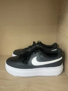 Sneakers atletiche Nike Court Vision Alta donna nere bianche DM0113002 taglia UK 7 - Foto 1 di 17