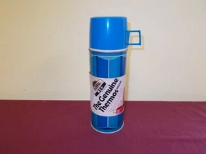 VINTAGE 1974 NOS BLAU KARIERTE THERMOSKANNE MIT PAPIERETIKETT # 2210 - Bild 1 von 12