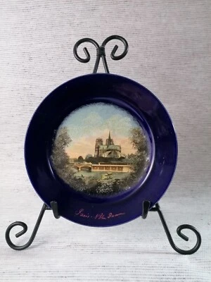 Assiette en porcelaine au décors de Notre Dame de paris. - Photo 1/4