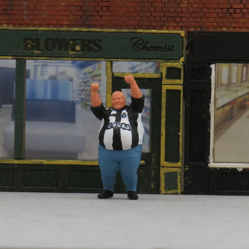 OSBORNS MODELS 3D OO Gauge 1:76 Football Fan Newcastle United bemalte Figur