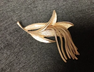 Vintage MCM Goldtone Leaf & Dangle Chain Brooch - Picture 1 of 7