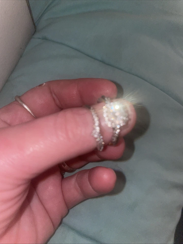 anillo de compromiso y anillo de bodas comprado en tu joyería Foto 1 de 4