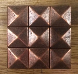 Pirámide de metal decorativo de bronce genuino 1x1 pared de inserto decorativo (CAJA DE 10) - Imagen 1 de 7