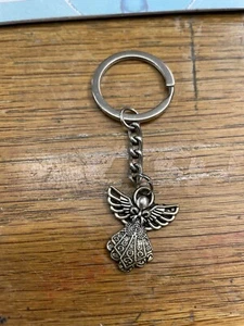 Engel mit Flügeln Vintage Schleife und Kleid Metall Charm Anhänger Schlüsselanhänger Key Chain - Bild 1 von 4