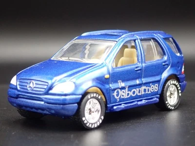 1998-2005 Mercedes-Benz ML 430 Osbournes 1:64 Diorama Scala Modellino Auto - Immagine 1 di 4