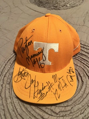 Sombrero firmado por el equipo de voluntarios de Peyton Manning Tennessee. Gorra Team Hat 1996 Foto 1 de 2