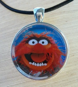 ** Tier, MUPPETS MOST WANTED ** Glasanhänger mit Lederkette - Bild 1 von 3