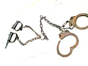 Antikes Gusseisen Arbeitsschloss mit Schlüssel USA Post Western Bein- & Handschellen alt - Bild 1 von 7