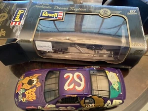Revell 1:24 #29 Robert Pressley Cartoon Network Scooby-Doo - Picture 1 of 4
