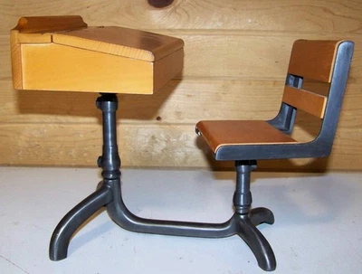 Boneca American Girl Molly’s School Desk madeira e metal aposentada PLEASANT COMPANY - Imagem 1 de 4