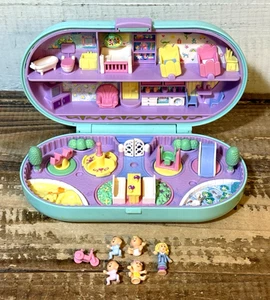 Vintage 1992 Bluebird Polly Pocket Babysitting Stamper Spielset mit 4 Puppen 1 Fahrrad - Bild 1 von 8