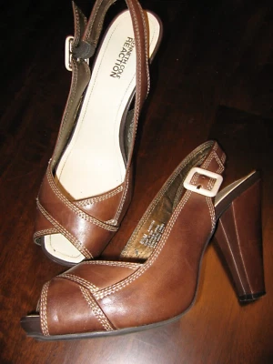 Tacones Kenneth Cole Reaction, cuero marrón, cosidos, punta abierta, 8,5 M Foto 1 de 4