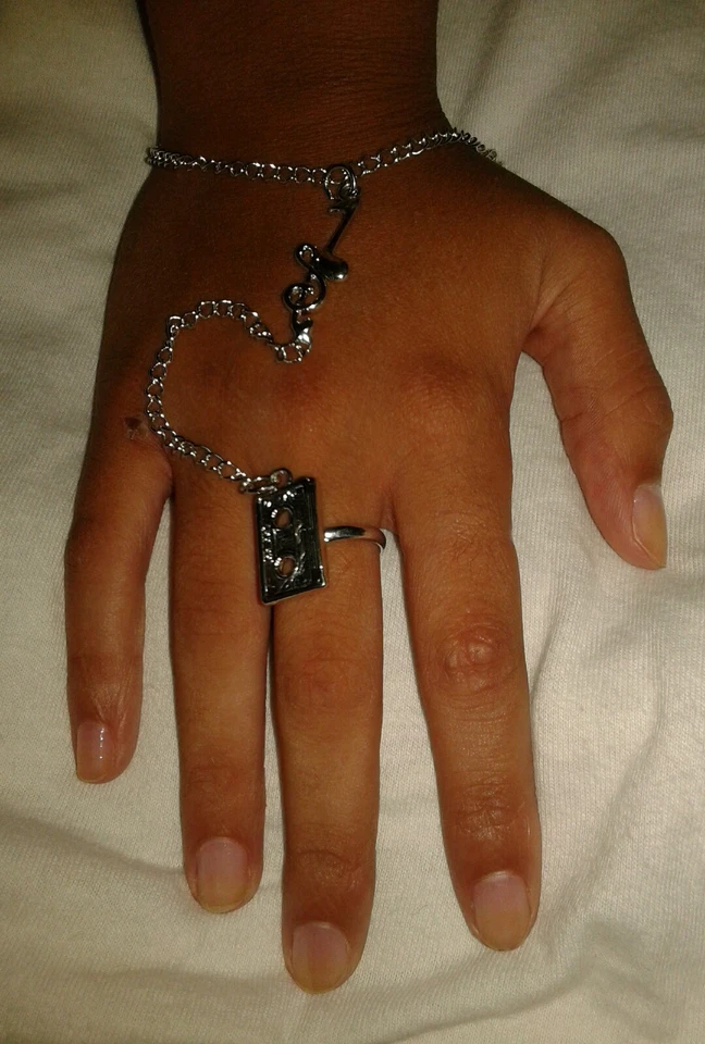 baciamano gioiello nota musicale musicassetta chiave violino BACIA MANO musica M - Immagine 1 di 1