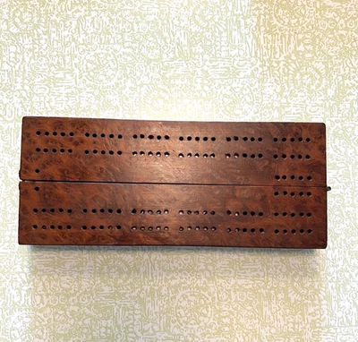 ANTIQUE HANDMADE FOLK ART AMBOYNA BURL WOOD CRIBBAGE BOARD GAME TWO PLAYER - Image 1 of 4
