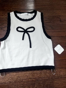 Gilet crop top smanicato maglia bianco e nero Altar’d State XS fiocco smerlato nuovo con etichette - Foto 1 di 7