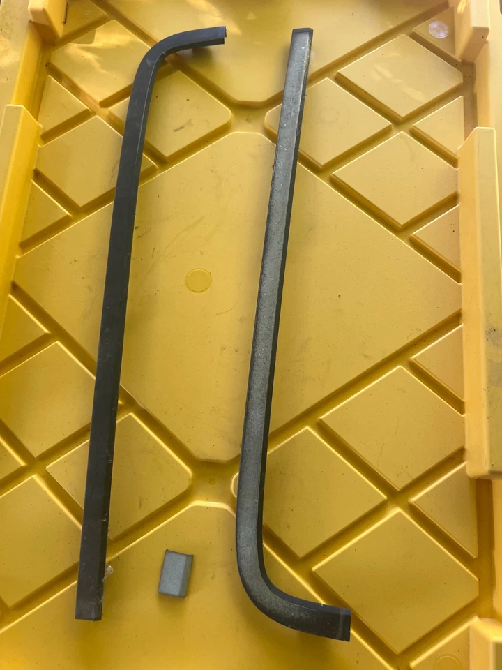 78–86 PPORSCHE 928, ВЕРХНЯЯ АЛЮМИНИЕВАЯ ОТДЕЛКА ЗАДНЕГО ЛЮКА, ОТ ОРИГИНАЛЬНОГО ПРОИЗВОДИТЕЛЯ, - Изображение 1 из 1