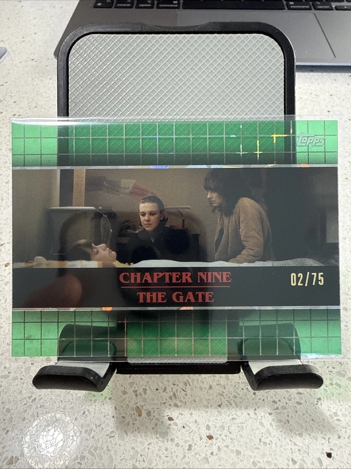 2025 Topps Stranger Things Capítulo Nueve La Puerta #02 ¡De 75!! Foto 1 de 4