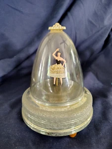 M VINTAGE 1950S DANCING GIRL MUSIC BOX WITH PLASTIC DOME - Picture 1 of 10