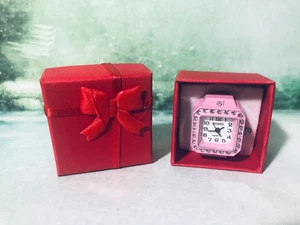 Ringuhr - eckig mit Strass Design - rosa - passend für bis zu 7 - mit Geschenkbox NEU - Bild 1 von 1