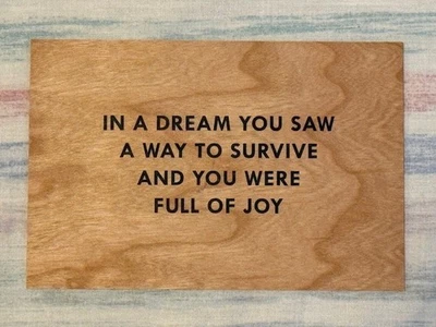 JENNY HOLZER Truisms 2018: EN UN SUEÑO VISTE UNA MANERA DE SOBREVIVIR Y ESTABAS LLENO... Foto 1 de 2