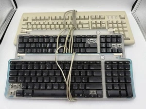 x3 Lote De Colección Teclados Apple M2980 M2452 ¡LLAVES FALTANTES! SOLO PIEZAS COMO ESTÁN - Imagen 1 de 15