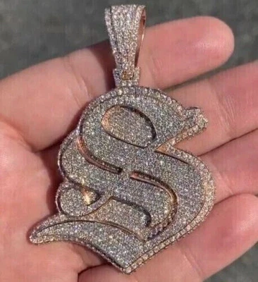 Colgante personalizado con letra S de diamantes creado en laboratorio de 2,80 quilates enchapado en oro rosa de 14 quilates para hombre Foto 1 de 3